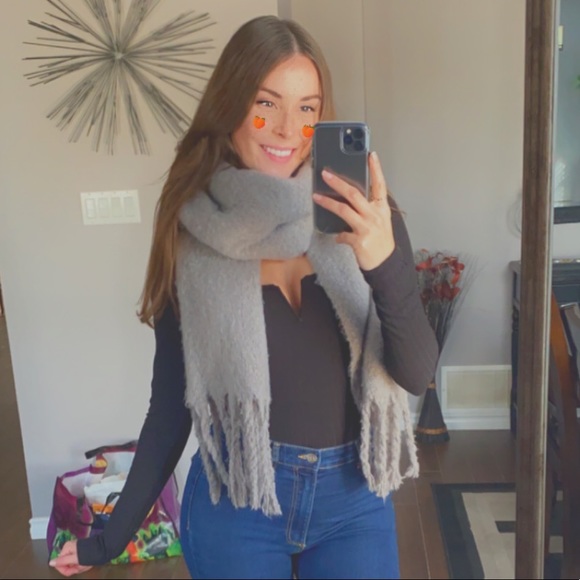 Meet your Posher, Erica - Picture 3 of 4